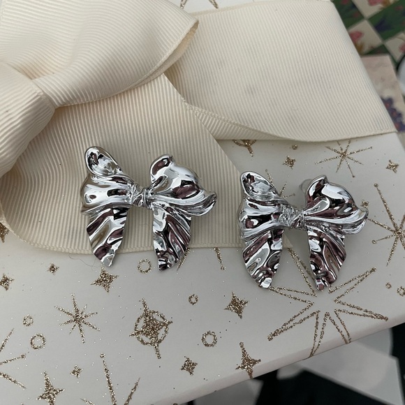 ✨ 🎁 Silvertone Crinkle Bow Earrings✨NEW - Picture 4 of 5